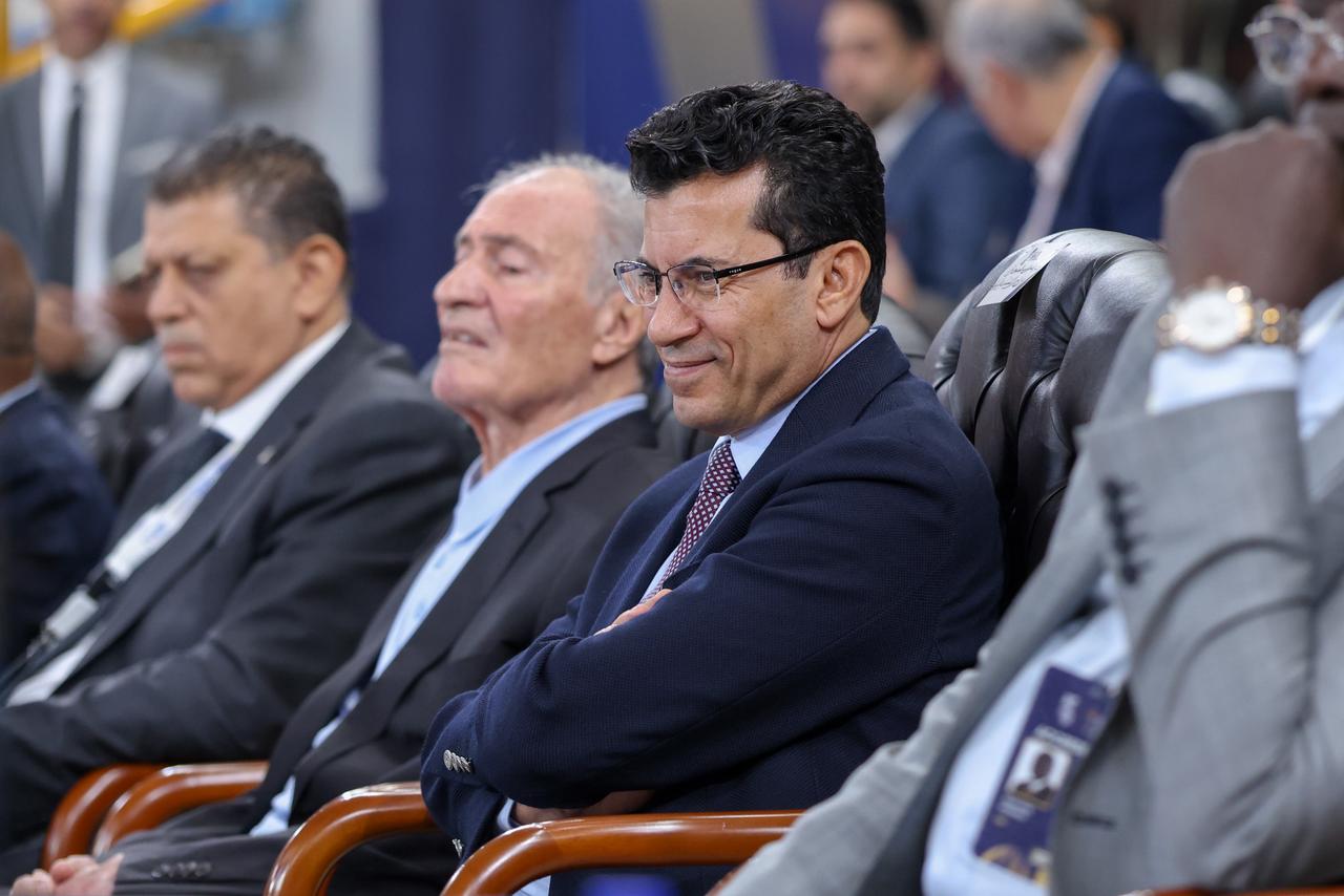 الدكتور اشرف صبحى والدكتور حسن مصطفى يتابعان النهائى 