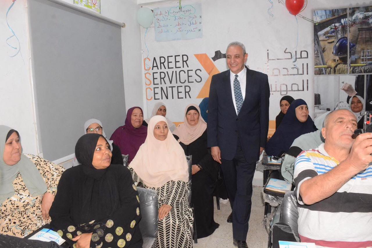 محافظ الغربية وقائد قوات الدفاع الشعبي والعسكري يتفقدان فصول محو الأمية