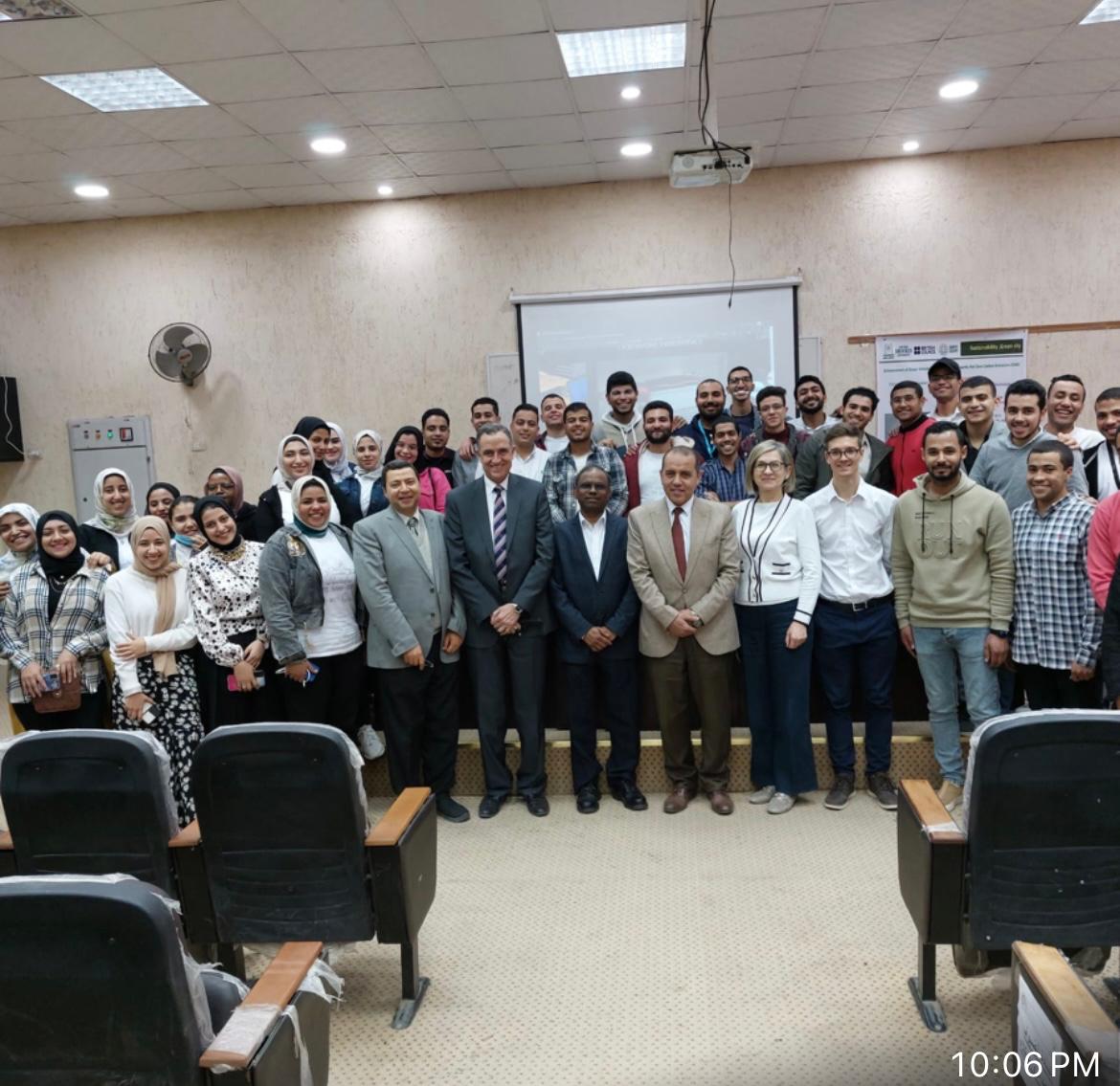 وزير التعليم العالي يهنئ جامعة حلوان لفوزها بجائزة الشراكات الدولية 2025