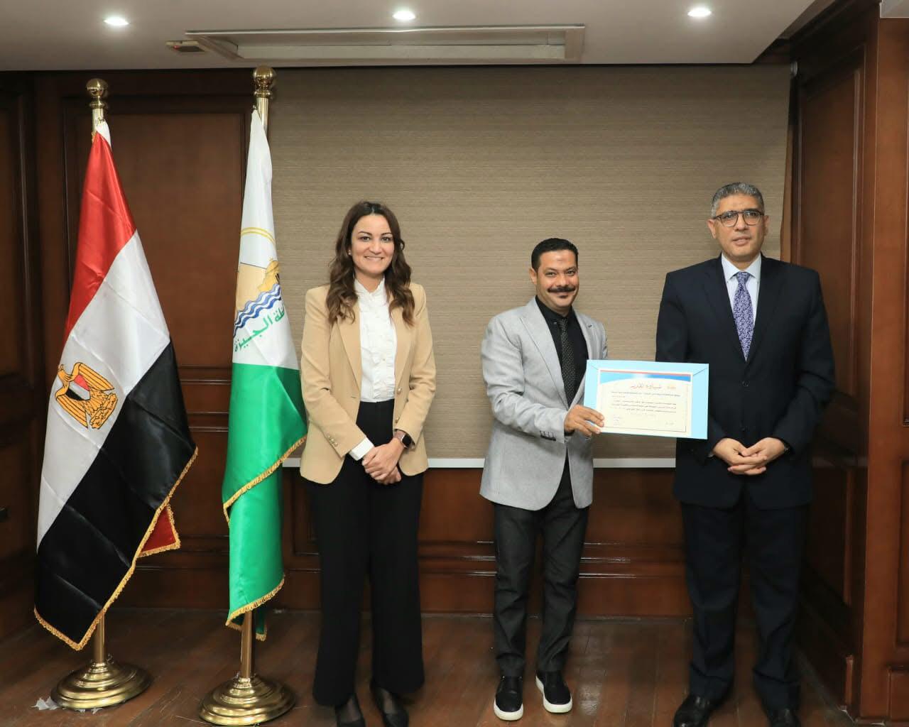 محافظ الجيزة يكرم أوائل الدورات التدريبية للعام 2024 / 2025 9 almomken.com 7c8865a1