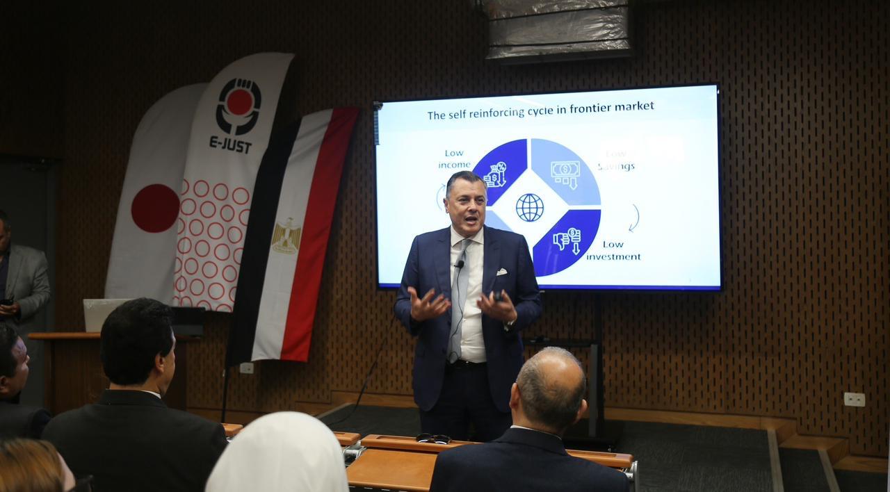 الرئيس التنفيذي لبنك مصر يُلقي محاضرة في الجامعة المصرية اليابانية