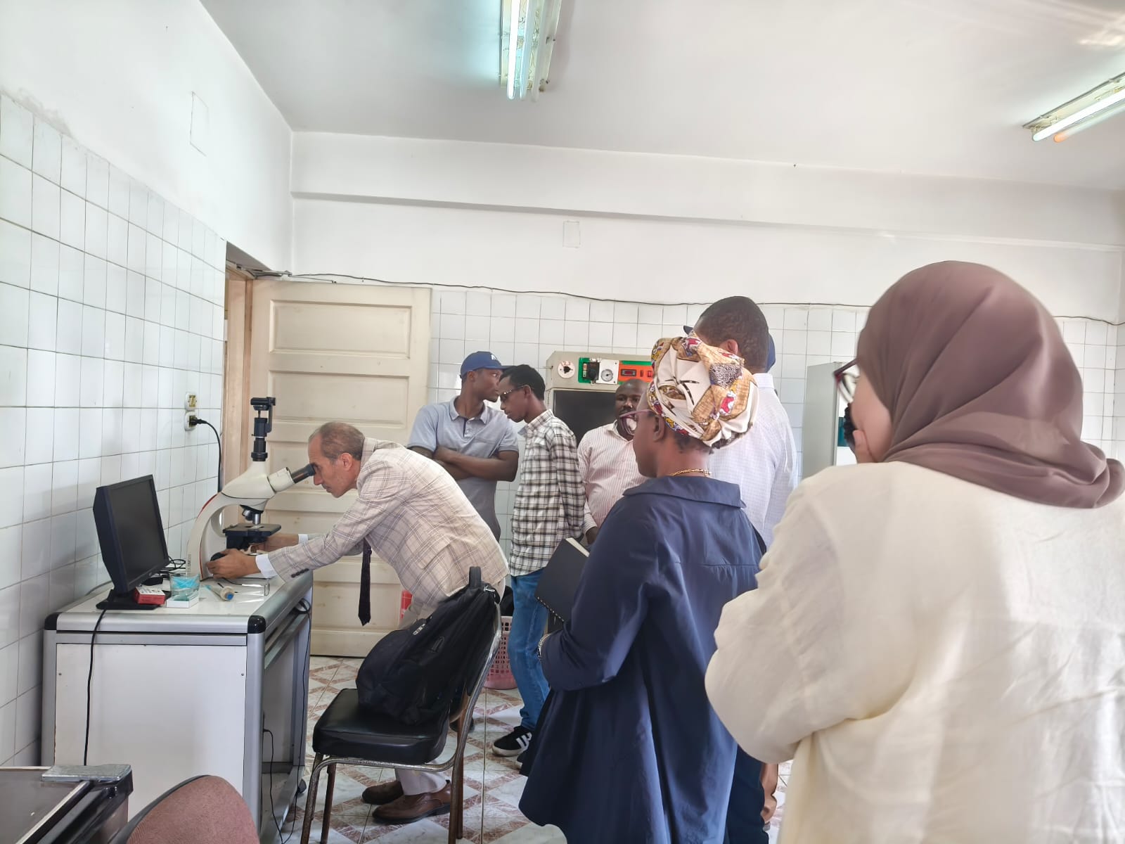 وفد إفريقي يزور فرع المياه الداخلية والمزارع السمكية بالقناطر الخيرية للاطلاع على أحدث نظم الاستزراع السمكي باستخدام الذكاء الاصطناعي 5 almomken.com 86b05eab