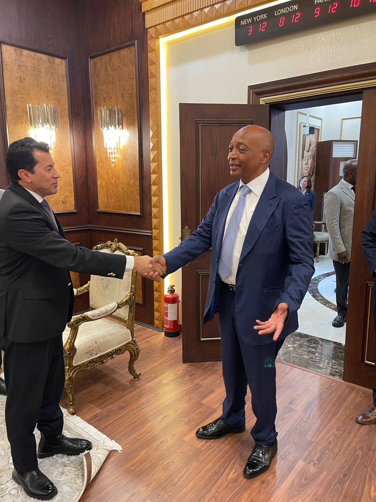 وزير الرياضة يلتقي رئيس الاتحاد الأفريقي لكرة القدم 2 وزير الرياضة يلتقي رئيس الاتحاد الأفريقي لكرة القدم