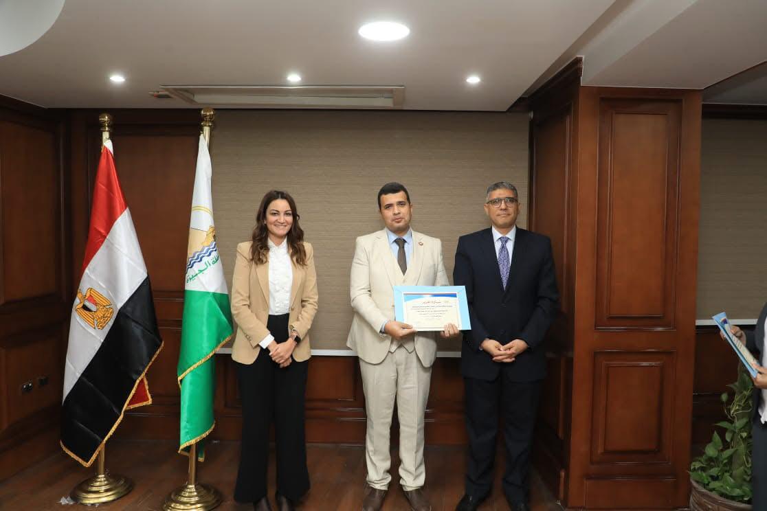 محافظ الجيزة يكرم أوائل الدورات التدريبية للعام 2024 / 2025 8 almomken.com c3ff11f9
