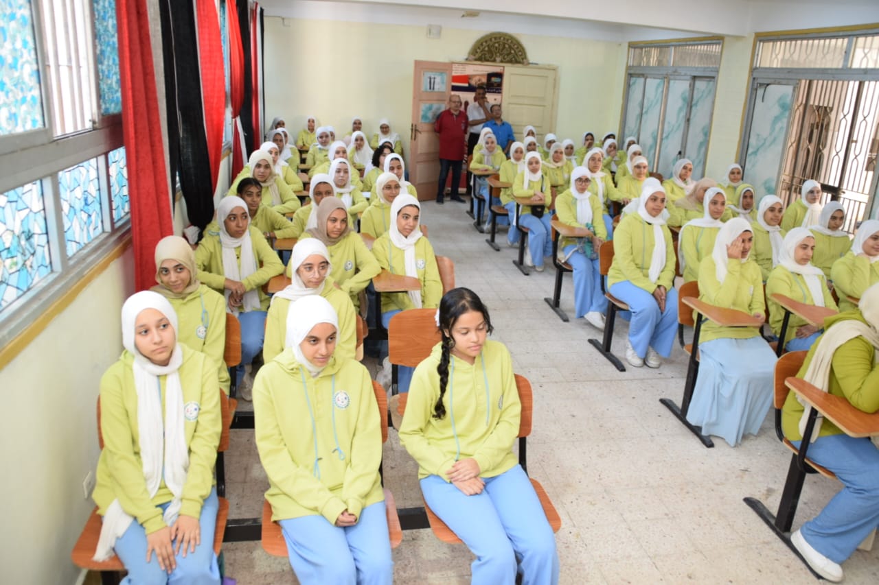 رئيس الإدارة المركزية للرقابة والتفتيش يتفقد مدارس إدارة الزهور التعليمية