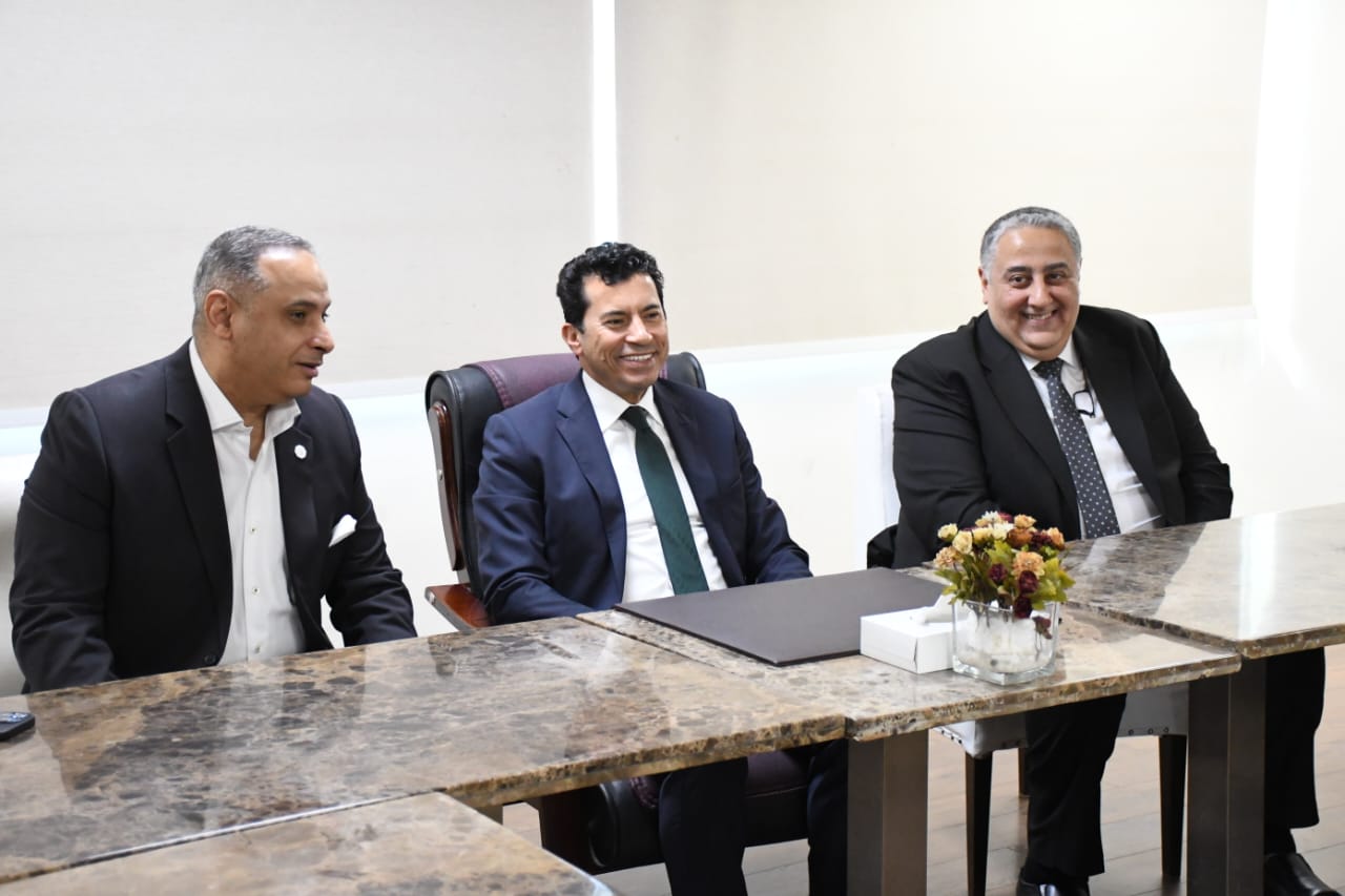 وزير الشباب والرياضة يلتقى ابطال التايكوندو قبل السفر للصين 