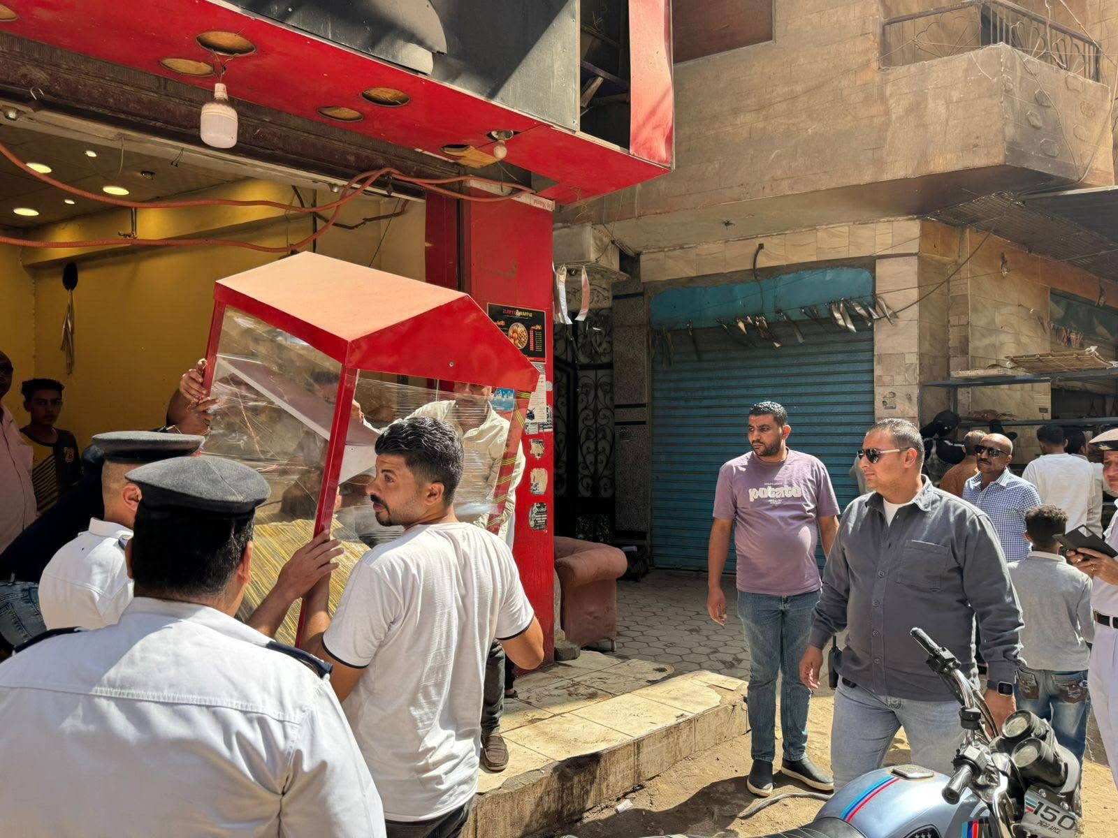 حملات مكبرة بالهرم لرفع الإشغالات وضبط عربات الكارو التي تفرز المخلفات بالطريق العام