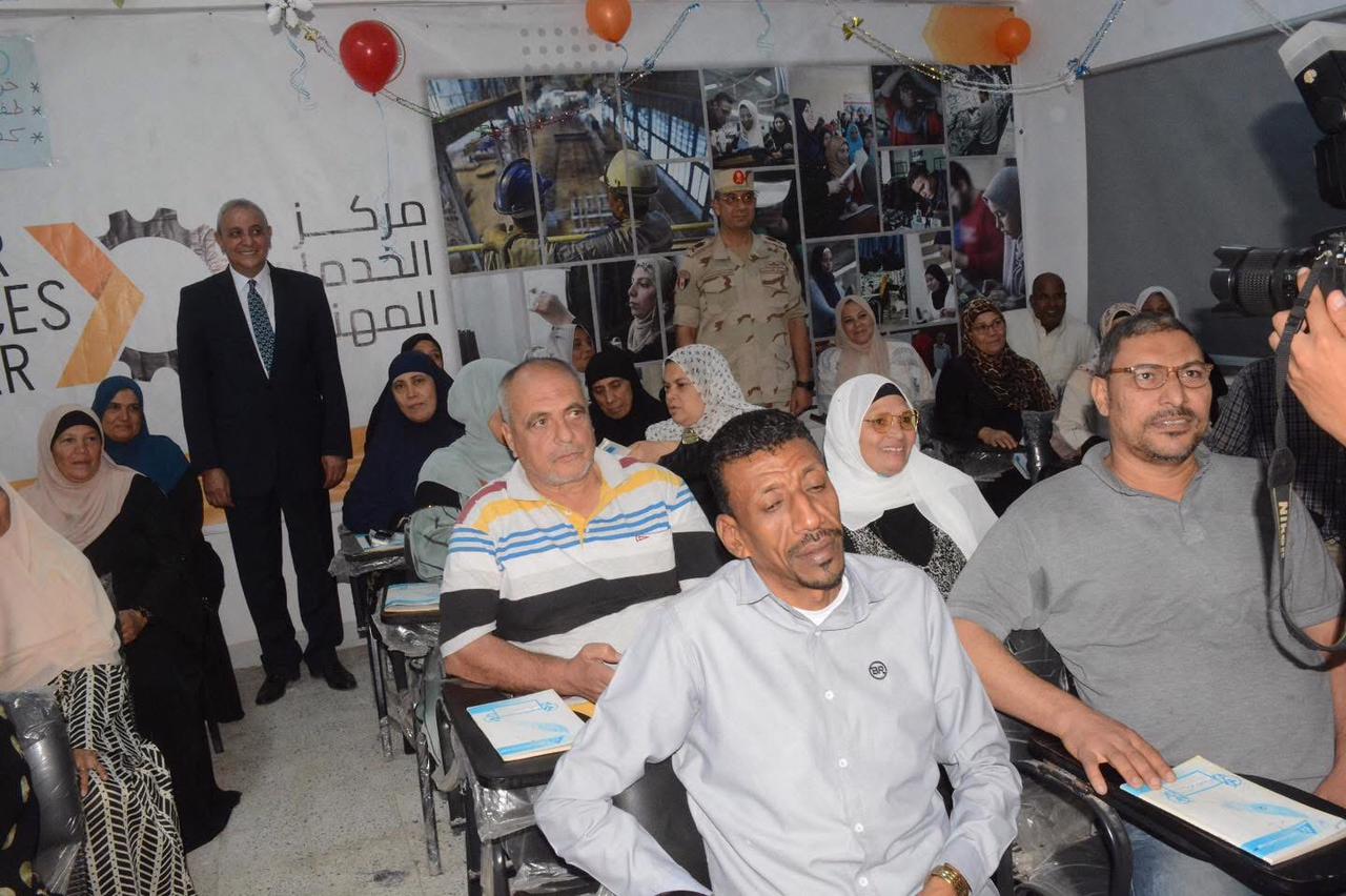 محافظ الغربية وقائد قوات الدفاع الشعبي والعسكري يتفقدان فصول محو الأمية