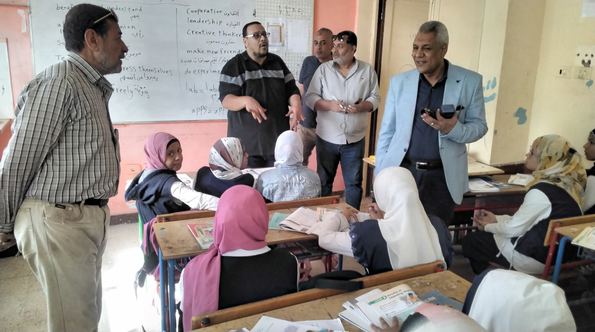 مدير تعليم طهطا يتابع سير العملية التعليمية بمدرسة الصوالح