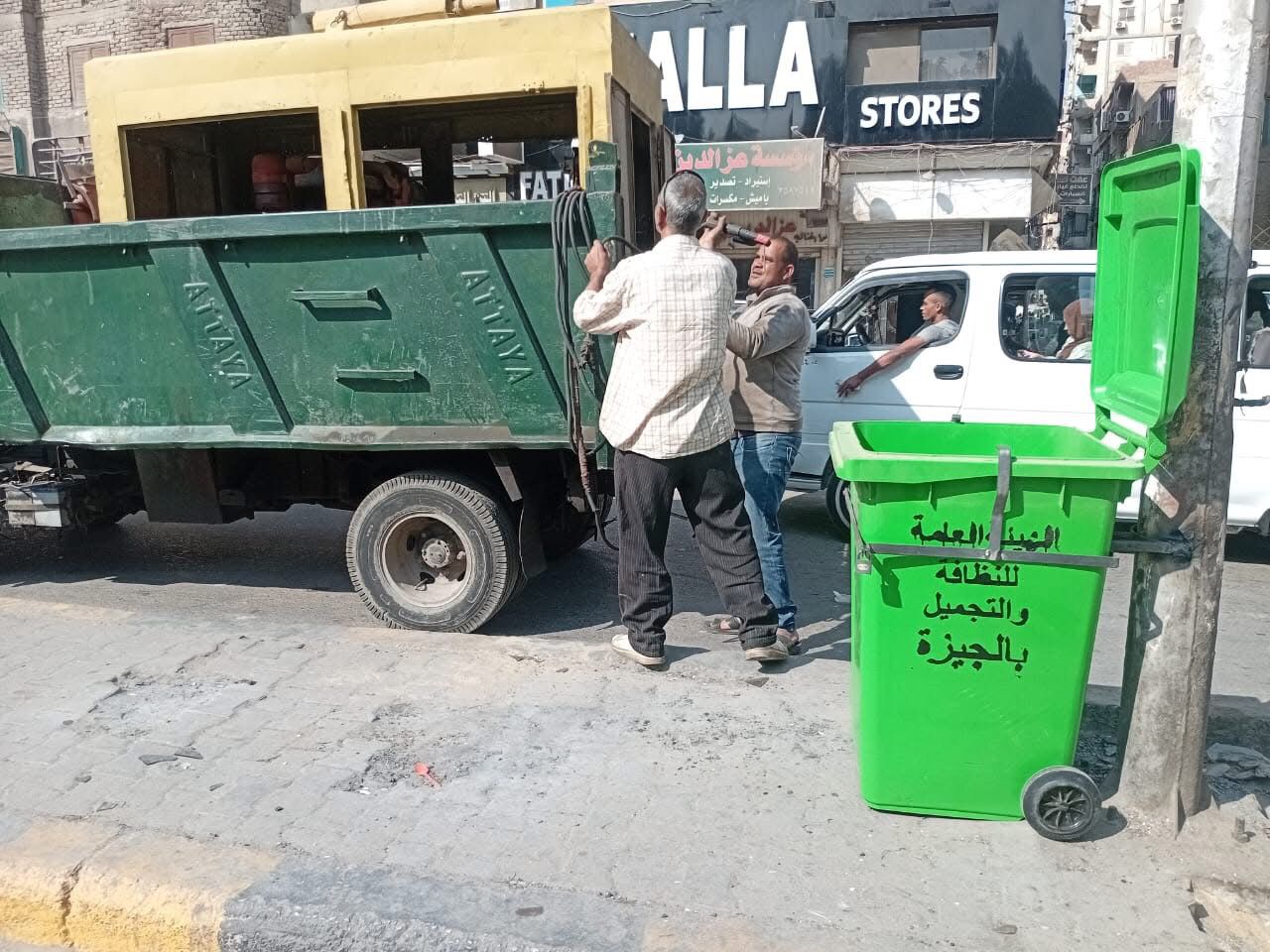 صناديق قمامة جديدة بشارع فيصل لتحسين المظهر ورفع مستوى الخدمات 6 almomken.com 1a2f42e8