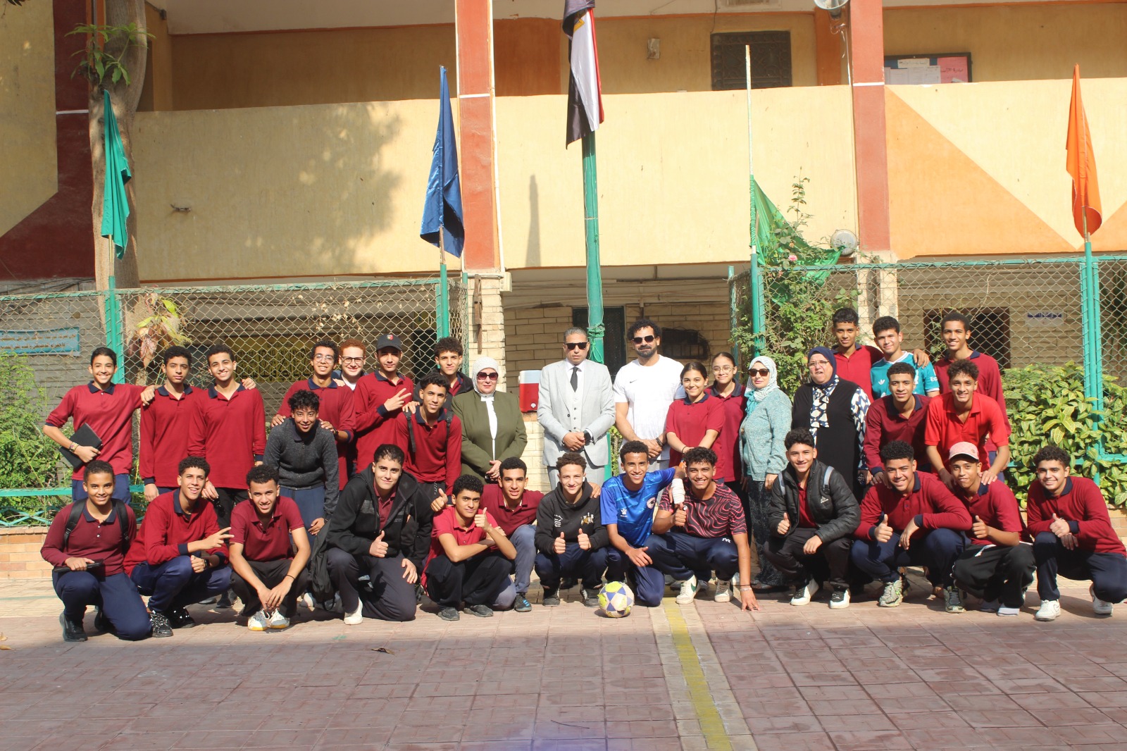 صورة تذكارية لوكيل الوزارة مع طلاب المدرسة 