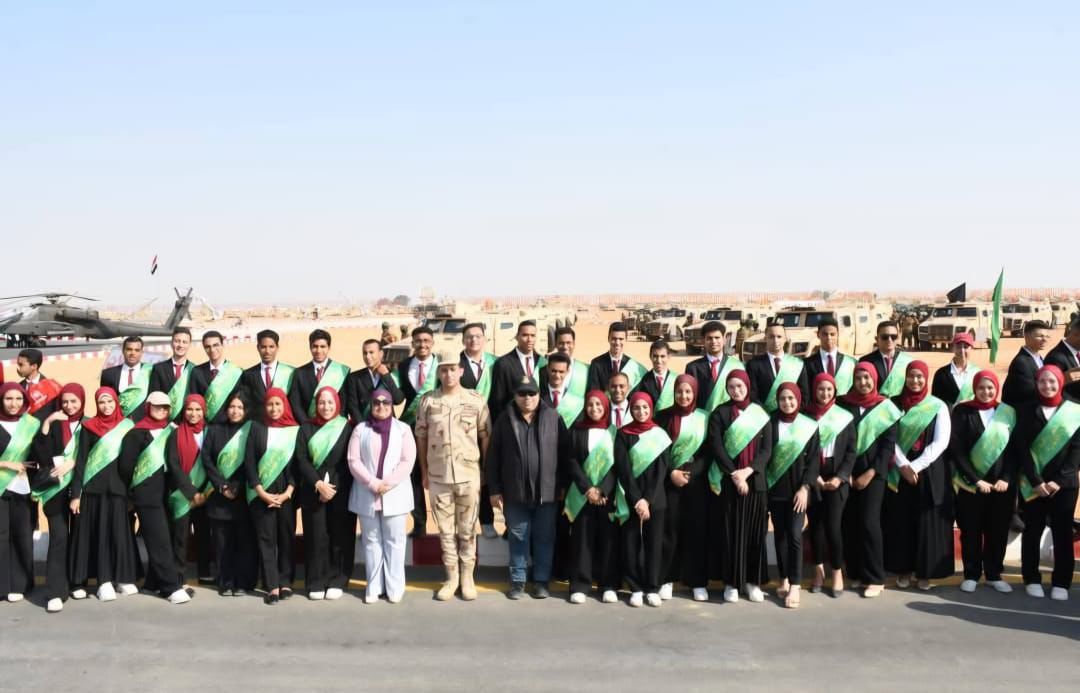 طلاب جامعة القاهرة يشاركون في فعاليات اصطفاف القوات المسلحة وتفتيش الحرب