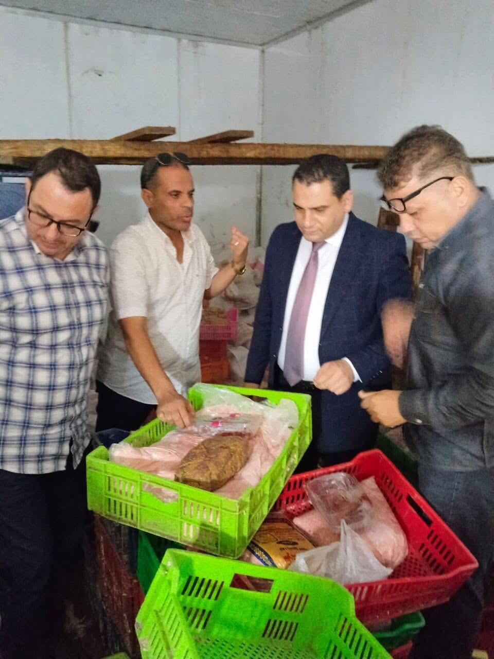 ضبط 6 أطنان دقيق بلدي مدعَّم و2.5 طن لحوم غير صالحة و8 آلاف لتر سولار بالوراق والصف
