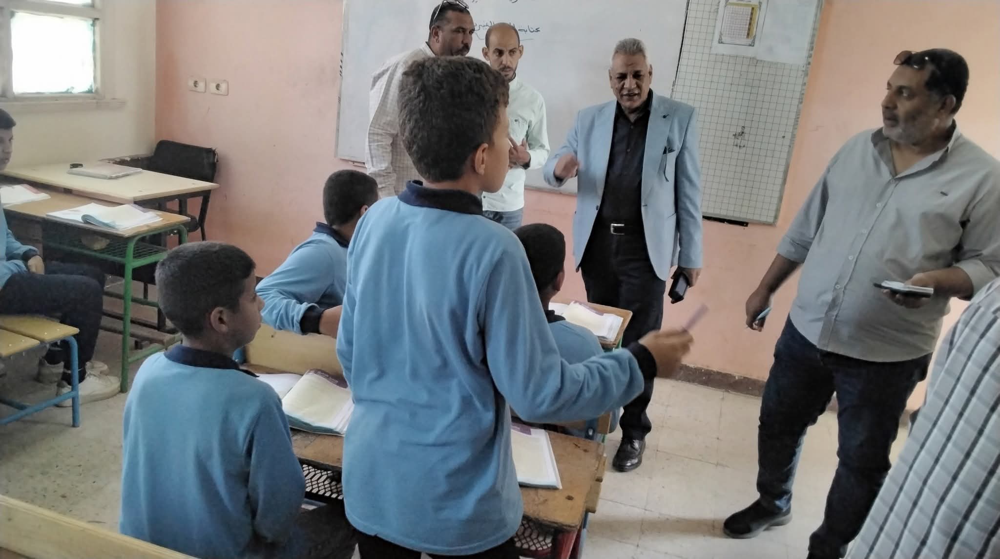 مدير تعليم طهطا يتابع سير العملية التعليمية بمدرسة الصوالح
