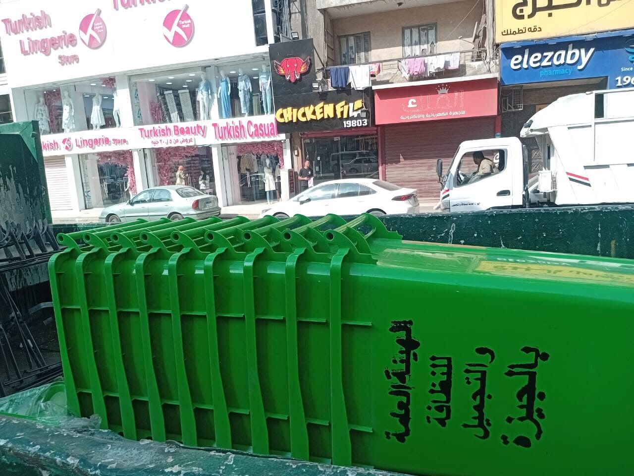 صناديق قمامة جديدة بشارع فيصل لتحسين المظهر ورفع مستوى الخدمات 5 صناديق قمامة جديدة بشارع فيصل لتحسين المظهر ورفع مستوى الخدمات