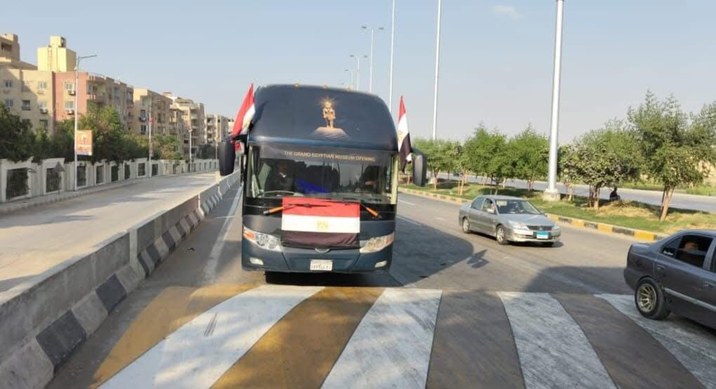 حافلات تجوب شوارع الجيزة احتفالا بافتتاح المتحف المصري الكبير 