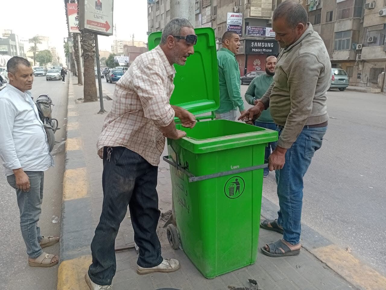 صناديق قمامة جديدة بشارع فيصل لتحسين المظهر ورفع مستوى الخدمات 3 صناديق قمامة جديدة بشارع فيصل لتحسين المظهر ورفع مستوى الخدمات