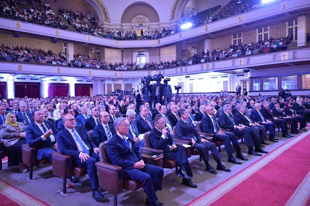 أساتذة وشخصيات عامة فى استقبال الرئيس الكورى 