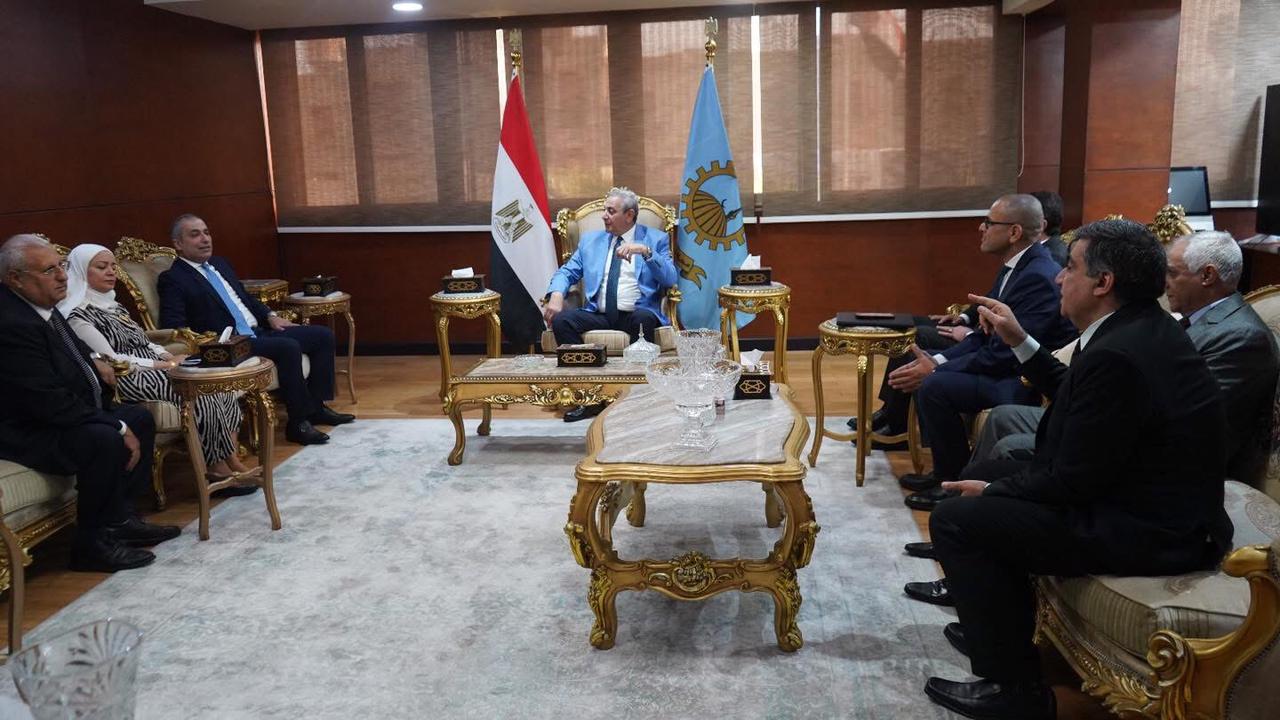 الجندى يلتقي الرئيس التنفيذي للبنك الزراعي لدعم التوسع في مشروعات التنمية الزراعية بالمحافظة 3 الجندى يلتقي الرئيس التنفيذي للبنك الزراعي