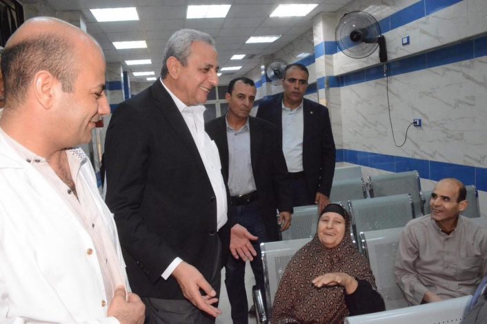محافظ الغربية يتفقد عيادة أحمد عرابي للتأمين الصحي بكفر الزيات 4 almomken.com 654d3964