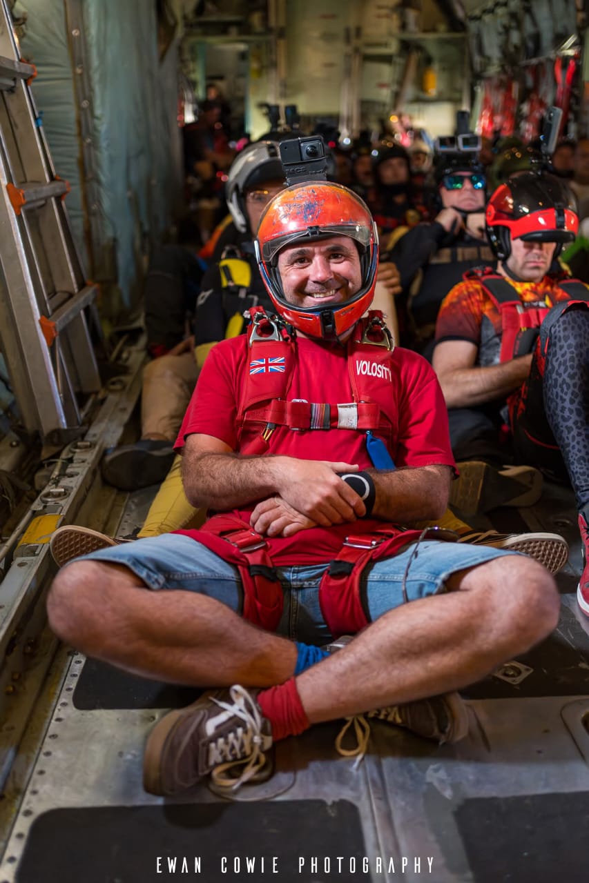 مهرجان للقفز الحر بالمظلات.. 1350 قفزة على سفح الاهرامات 