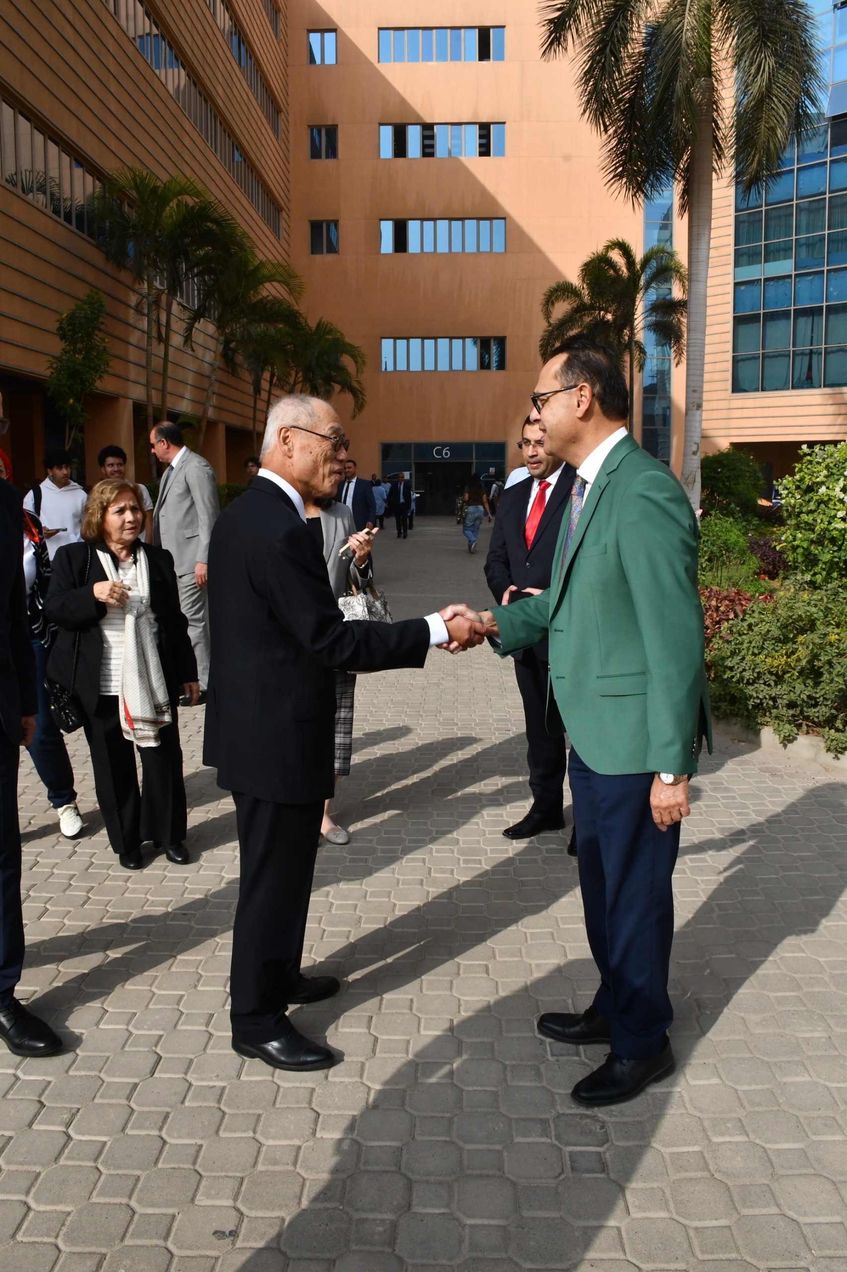 تعزيز جسور التعاون: زيارة سفير اليابان للـ GUC ترسيخًا للشراكة الاستراتيجية