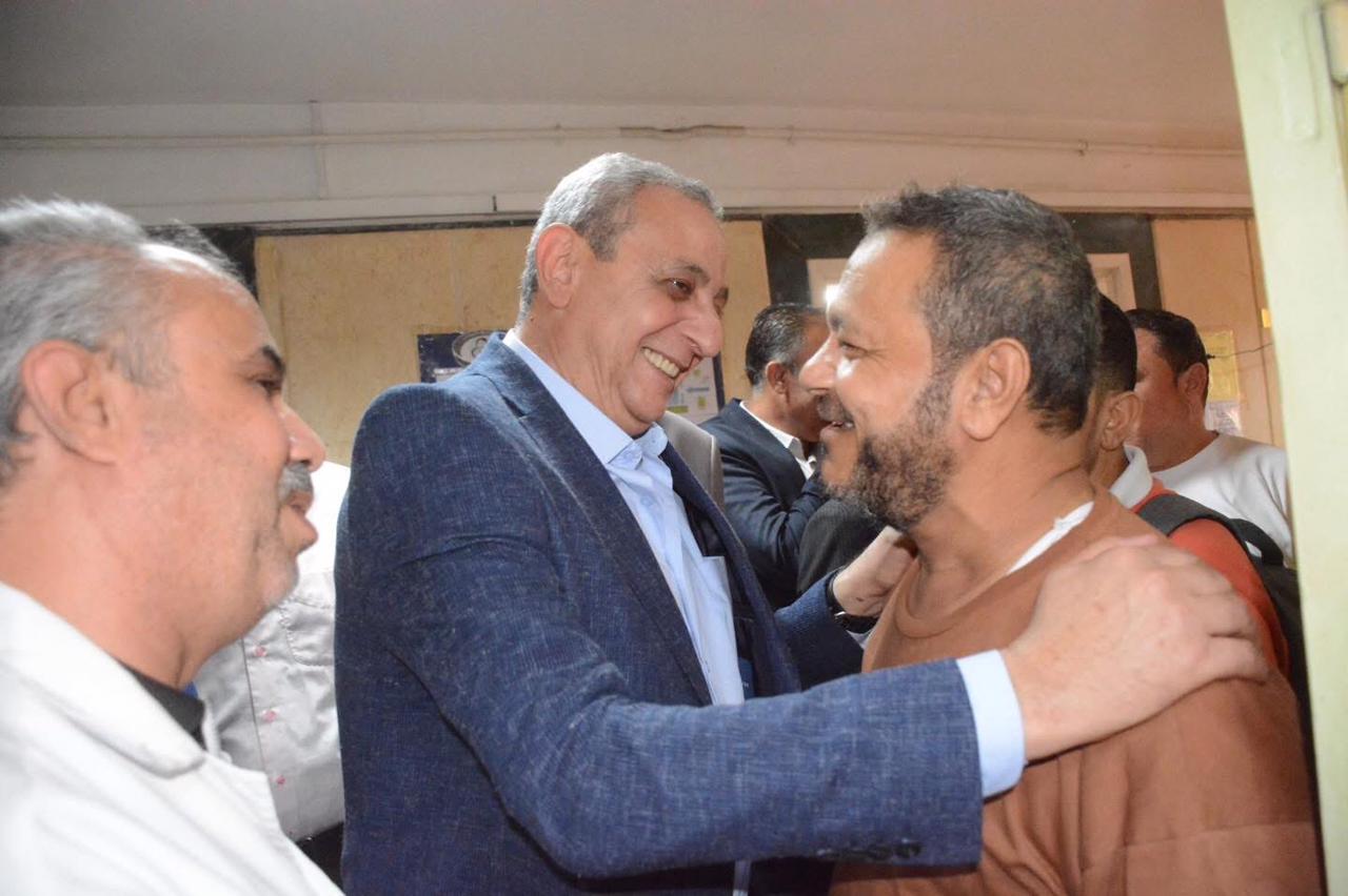 حوار باسم بين المحافظ ومواطن داخل العيادة 