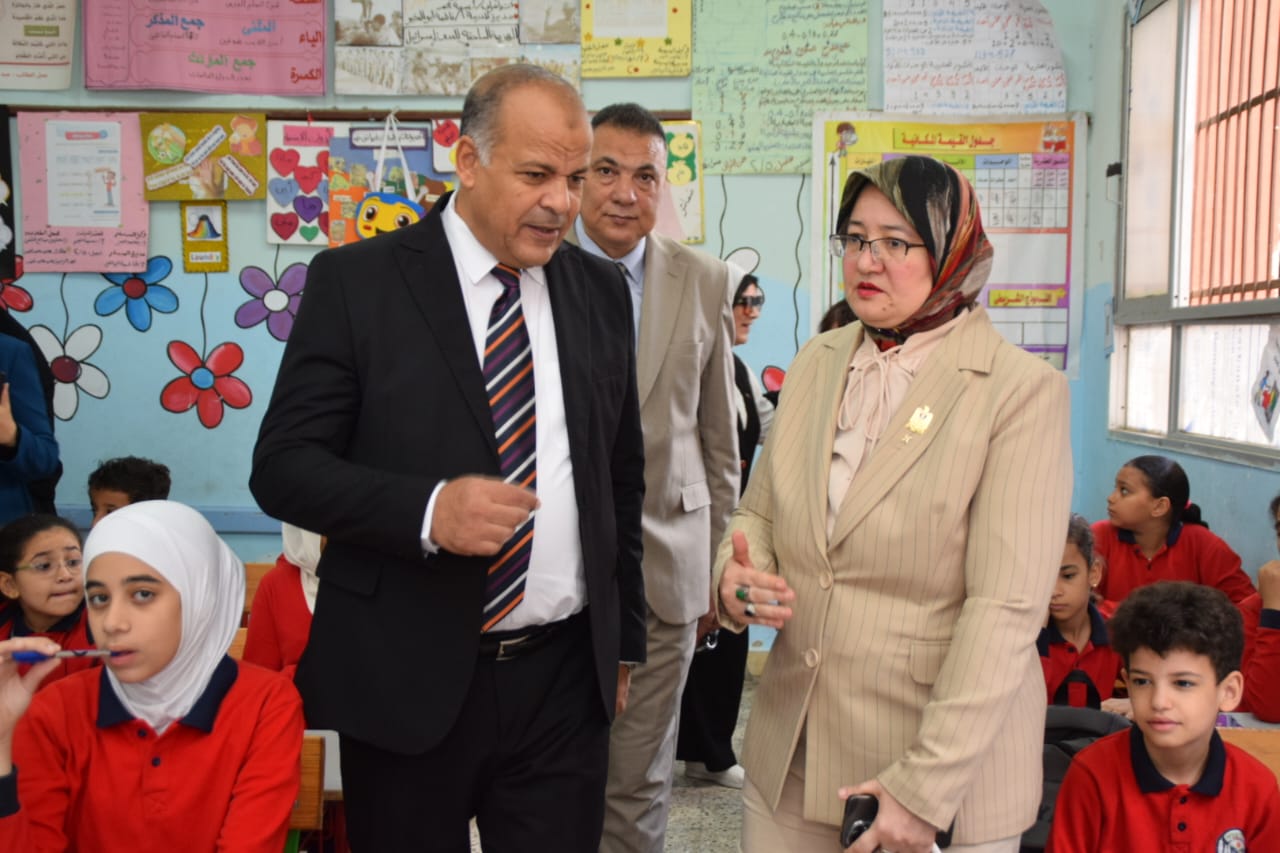 د هالة عبد السلام فى زيارة لمدارس بور فؤاد 