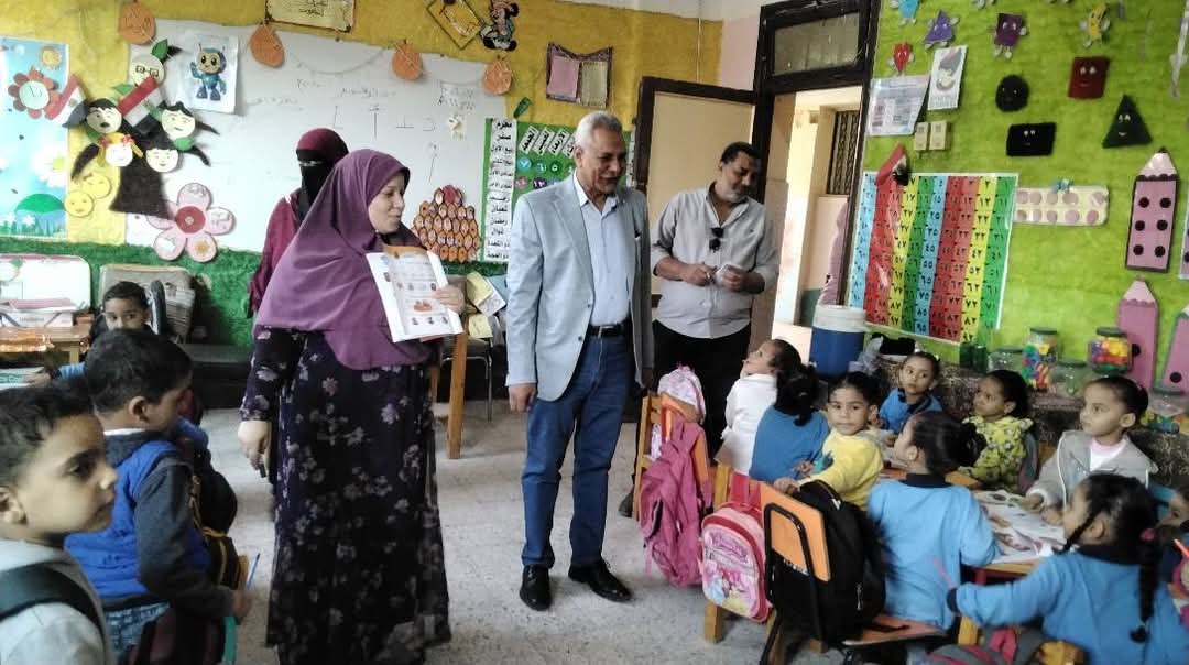مدير تعليم طهطا : يتابع سير العملية التعليمية
