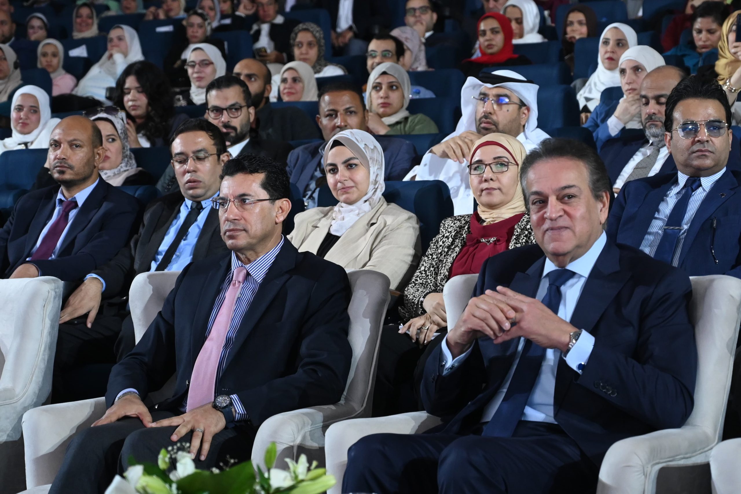 نائب رئيس الوزراء ووزير الشباب أثناء متابعة الجلسة 
