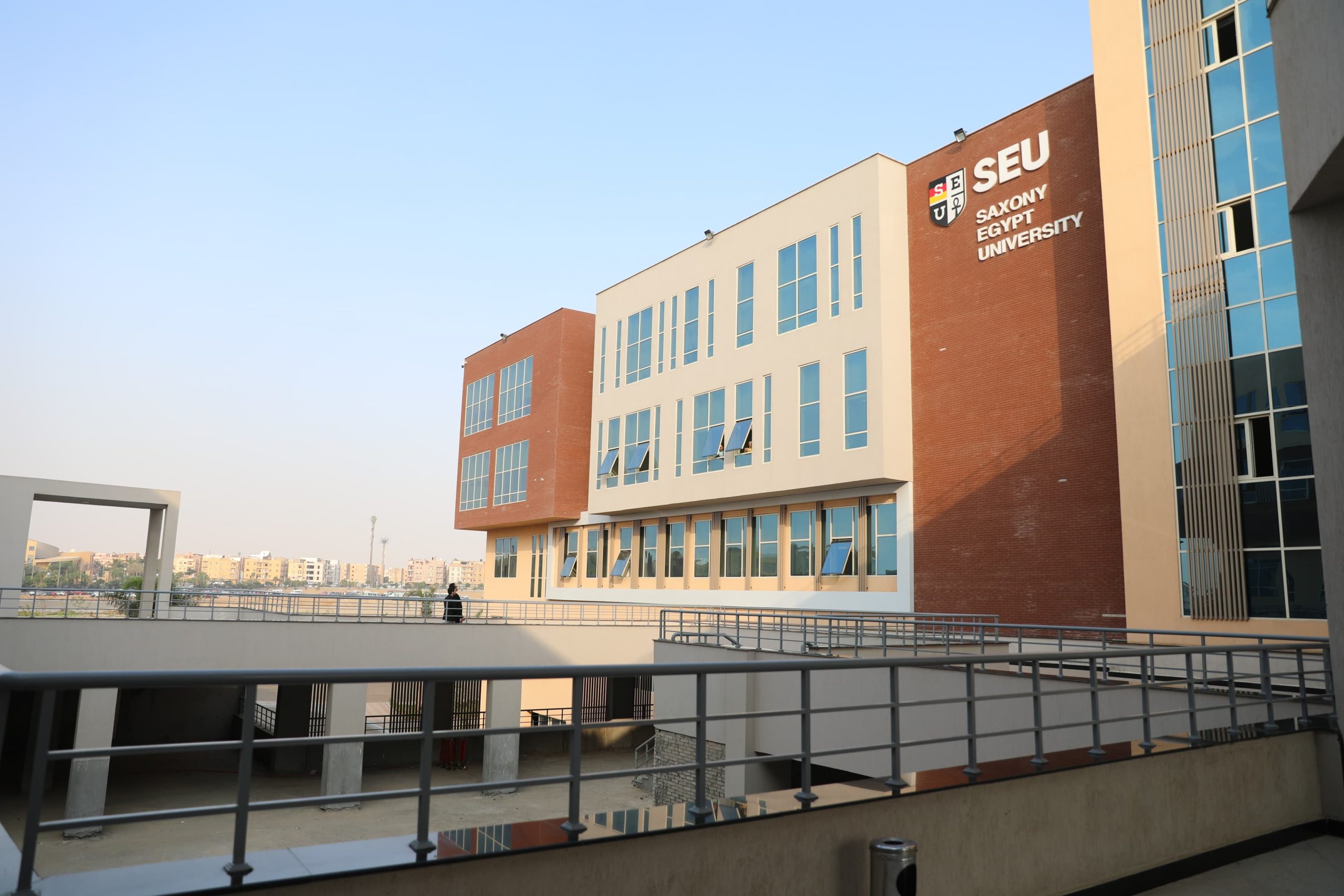 وزير التعليم العالي يتفقد جامعة ساكسوني مصر للعلوم