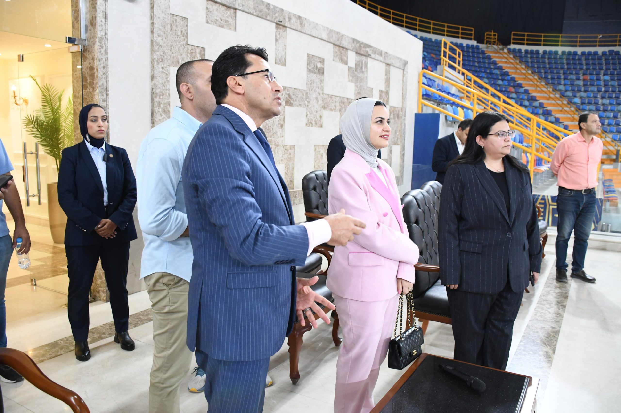وزير الرياضة يصطحب وزيرة شؤون الشباب بالبحرين بنادي النادي 
