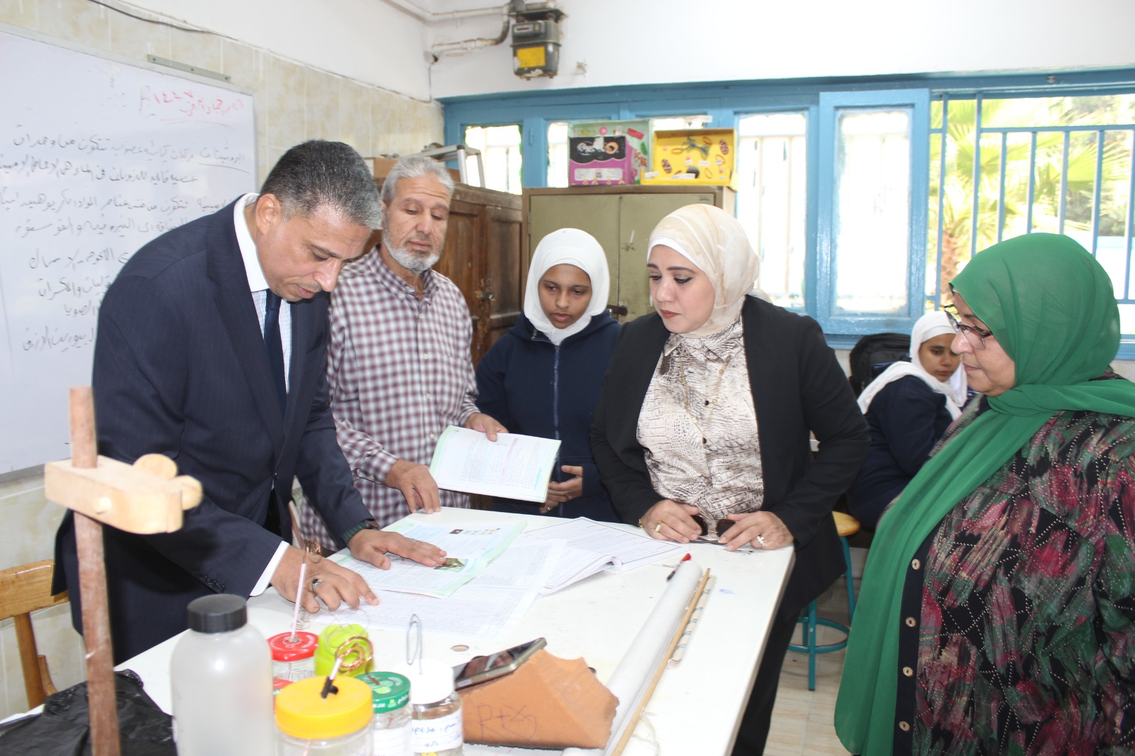مدير "تعليم الجيزة" يفاجئ مدارس العجوزة بتفتيش شامل