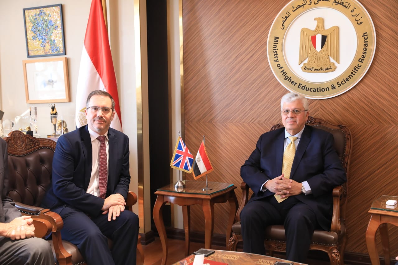 عاشور يبحث مع سفير المملكة المتحدة بالقاهرة التوسع في الفروع الدولية وتعزيز التعليم التكنولوجي