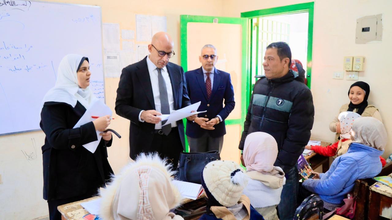 وزير التعليم أثناء أحد جولاته بالمحافظات 
