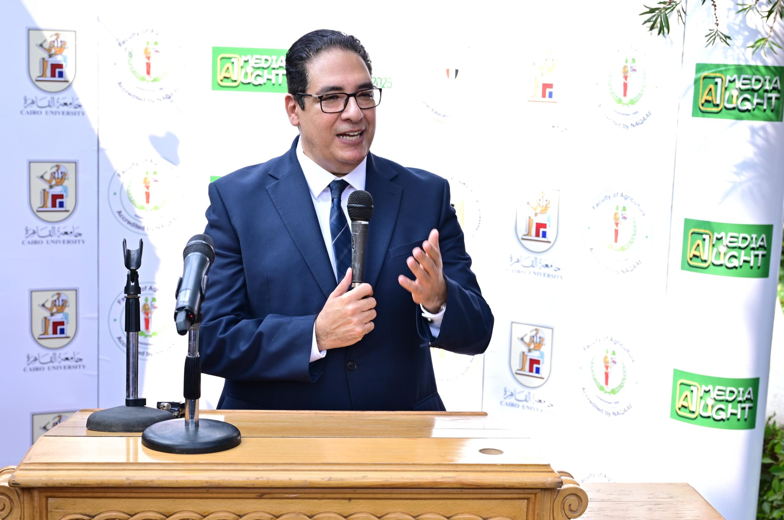 د.محمد سامى عبدالصادق رئيس جامعة القاهرة