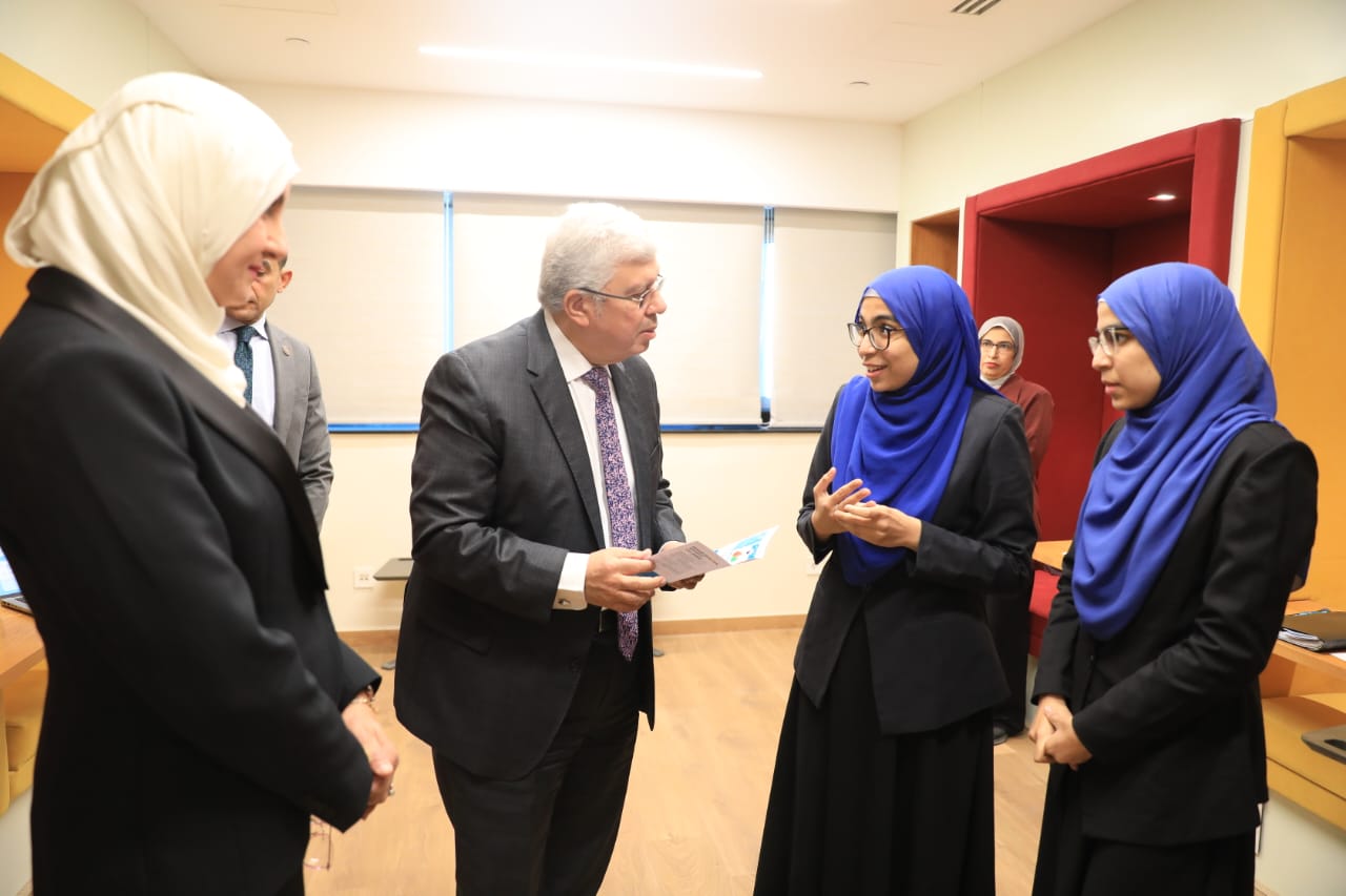 وزير التعليم العالي يتفقد معهد بحوث الإلكترونيات ويشيد بإمكاناته البحثية والتقنية