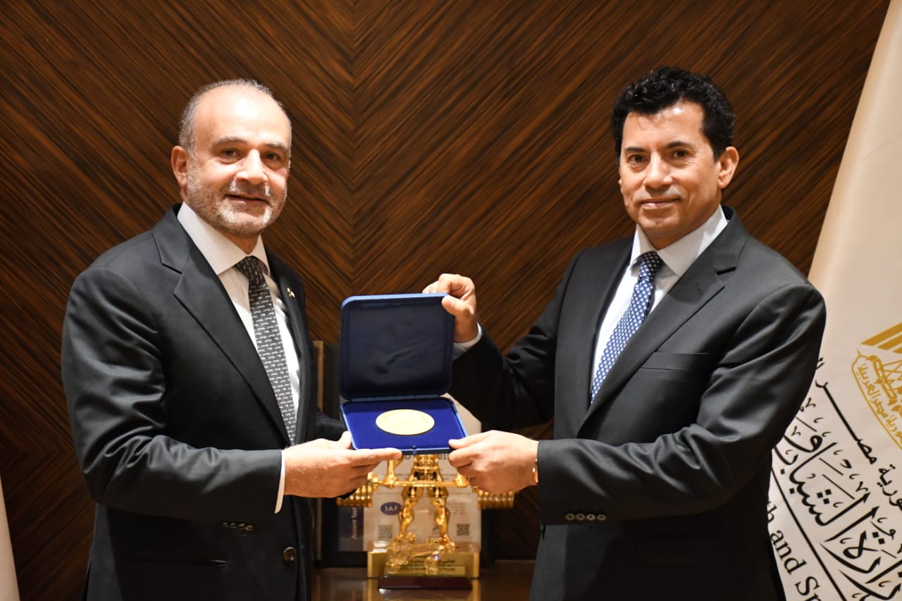 صبحي يستقبل رئيس الاتحاد الدولي للسلاح