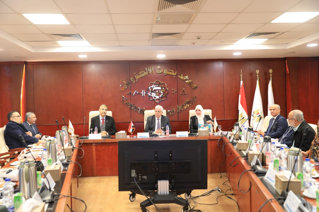 عاشور يترأس اجتماع مجلس إدارة معهد بحوث الإلكترونيات بتشكيله الجديد 3 عاشور يترأس اجتماع مجلس إدارة معهد بحوث الإلكترونيات بتشكيله الجديد
