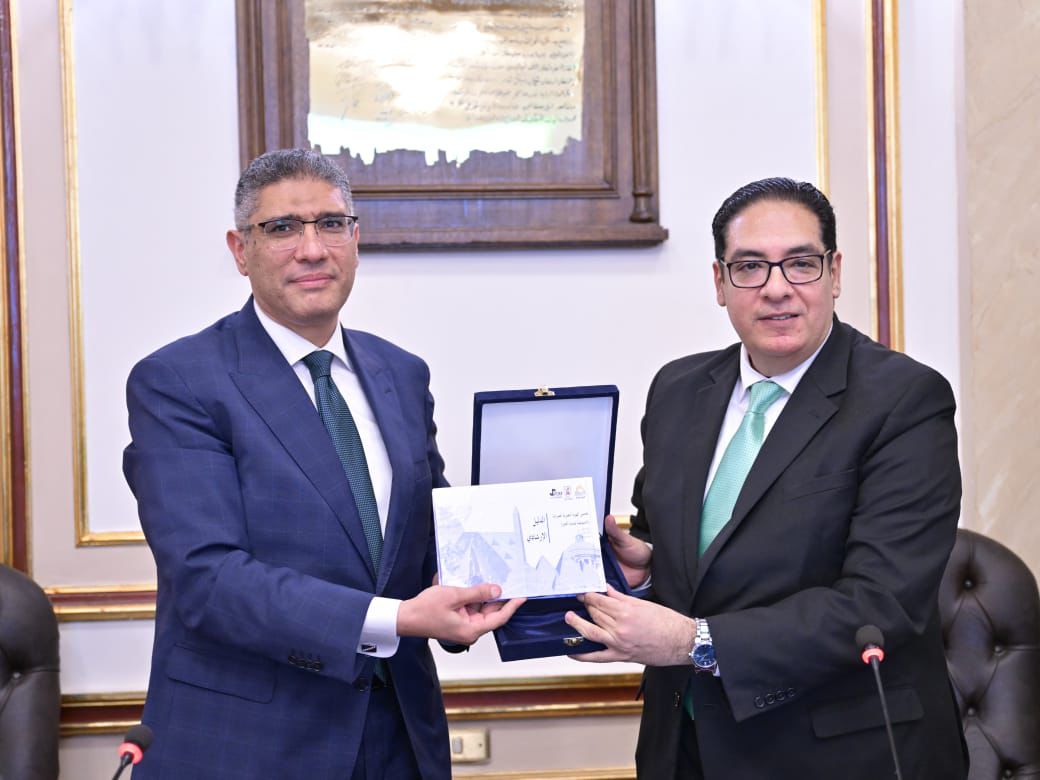 جامعة القاهرة تكرم محافظ الجيزة بدرع الجامعة 