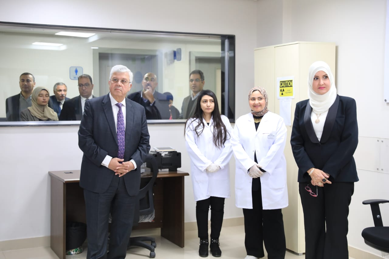 وزير التعليم العالي يتفقد معهد بحوث الإلكترونيات ويشيد بإمكاناته البحثية والتقنية