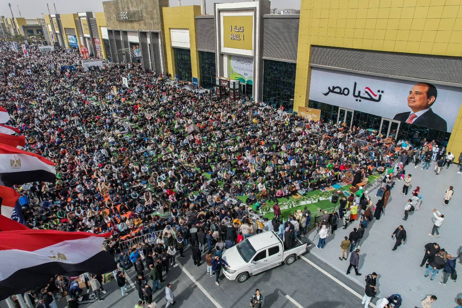بالصور زحام شديد فى الجمعة الثانية لمعرض القاهرة الدولي للكتاب 