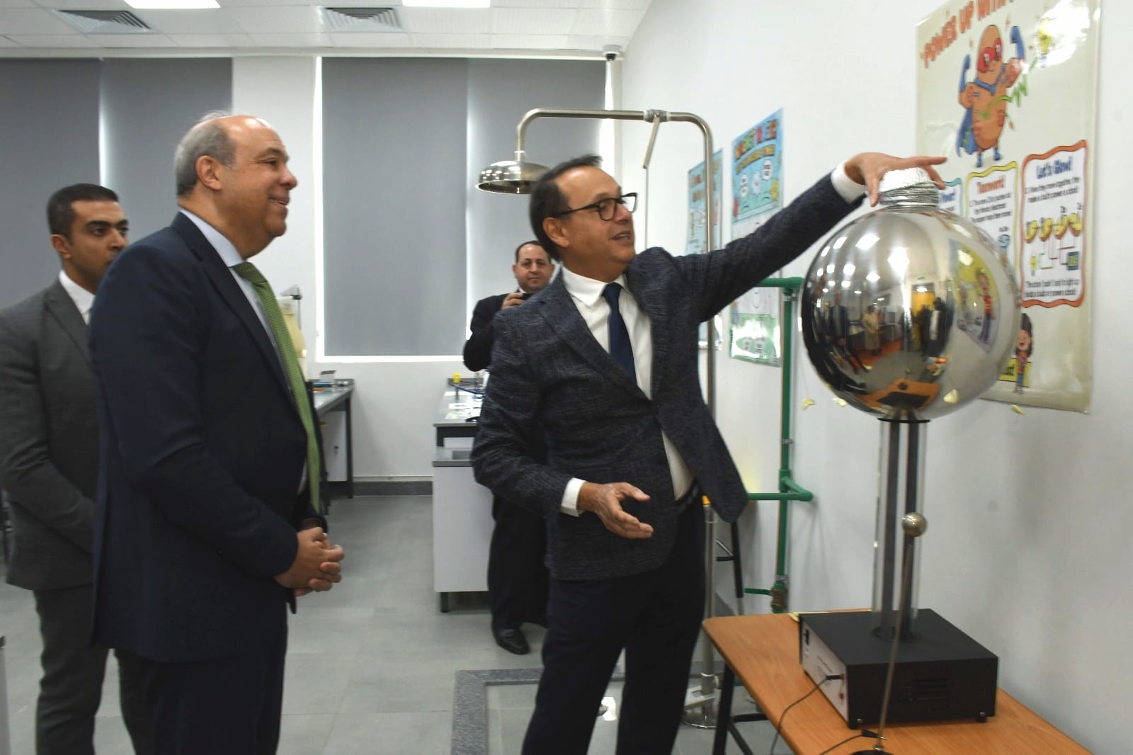 زكى يتفقد المجمع الصناعي والمدرسة الالمانية الدولية بالجامعة الالمانية بالقاهرة