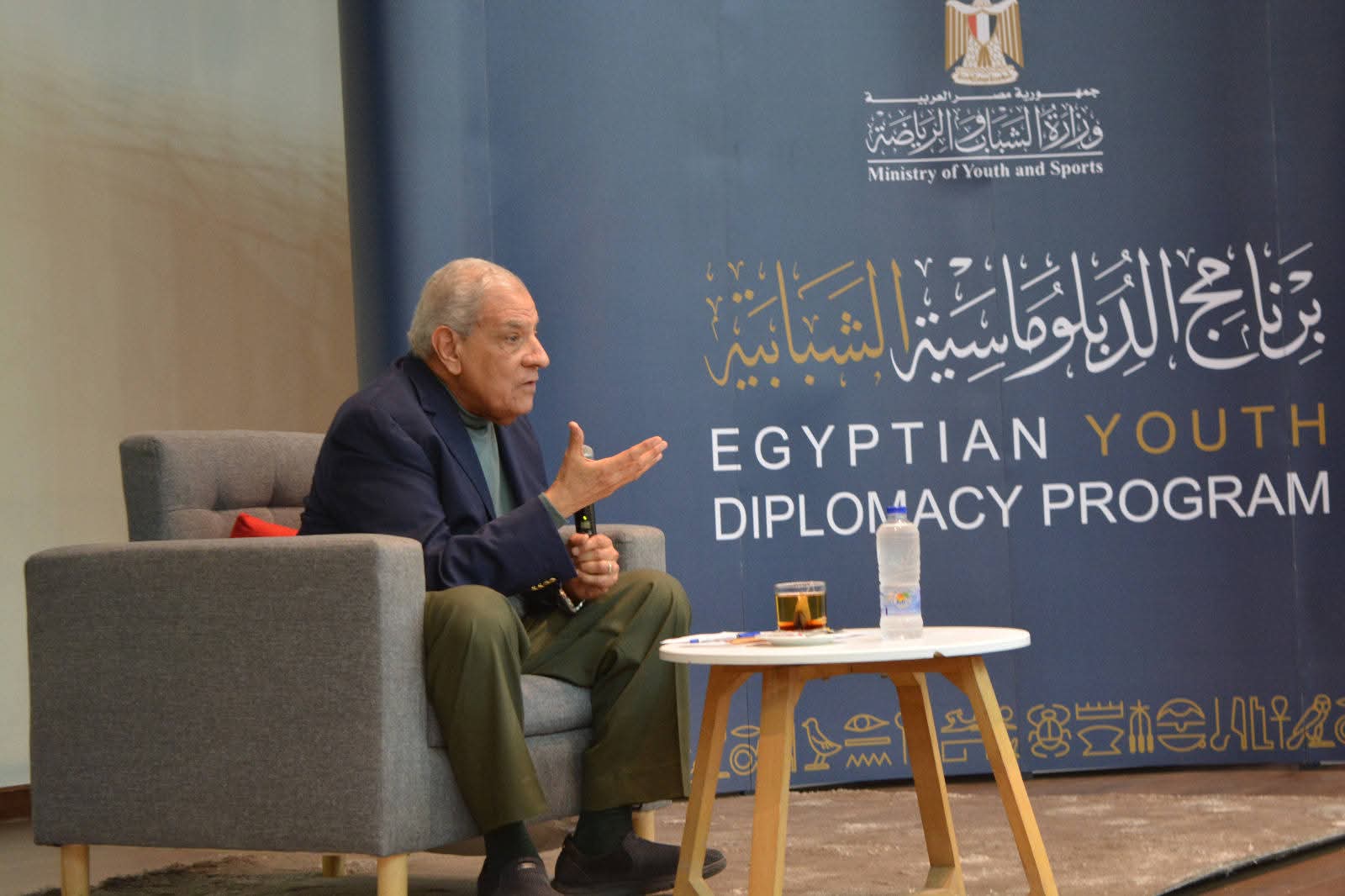 محلب يستعرض تجربته كرئيس وزراء  والتحديات التي واجهت الدولة المصرية الاقتصادية والبنية التحتي