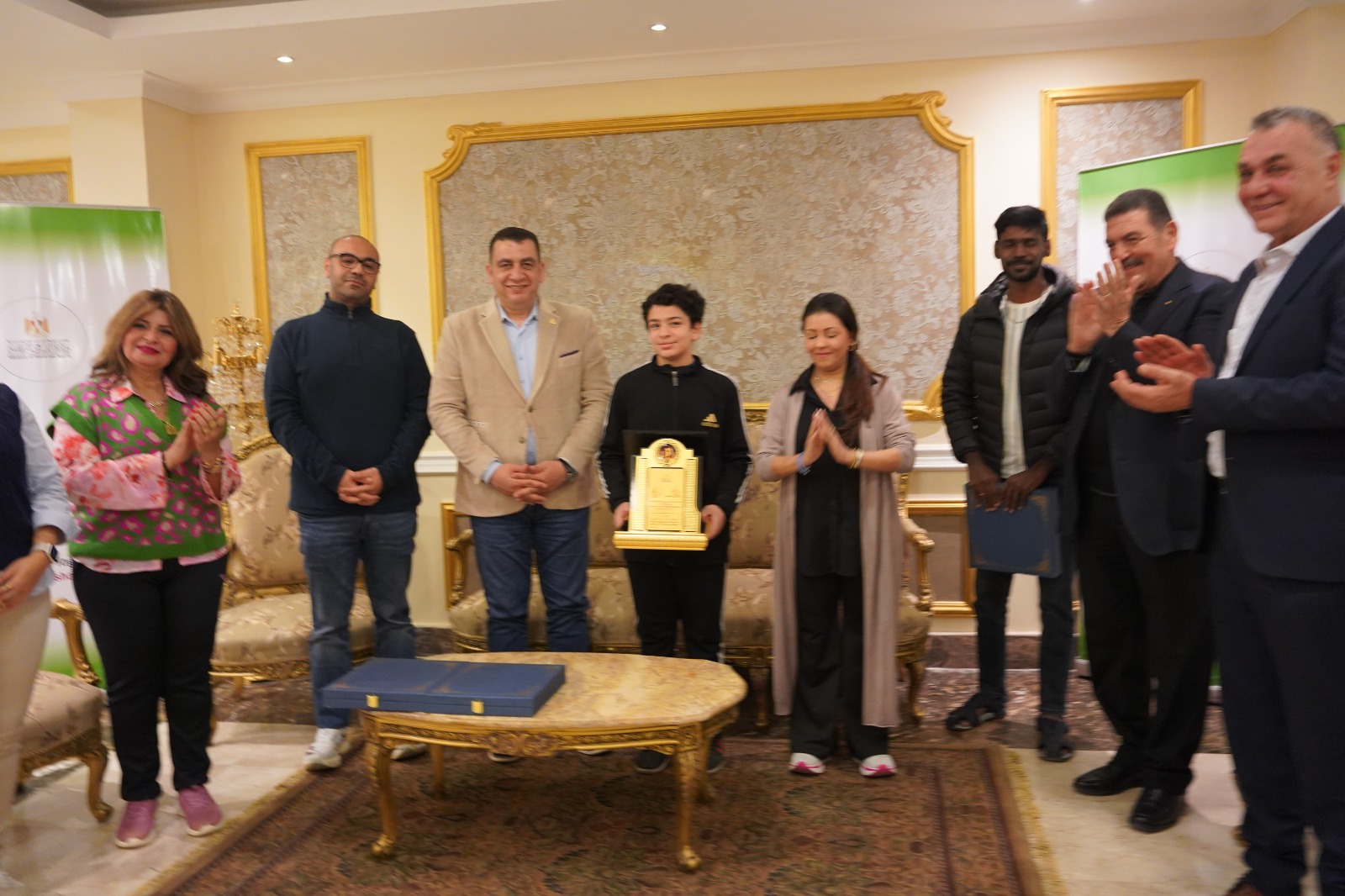 الدكتور عمرو حداد وكيل وزارة الشباب يسلم الجوائز