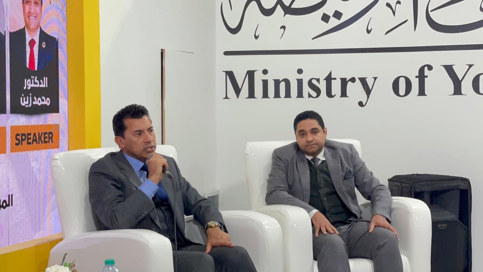 جلسة حوارية «من الفكرة إلى الكيان» بجناح وزارة الشباب