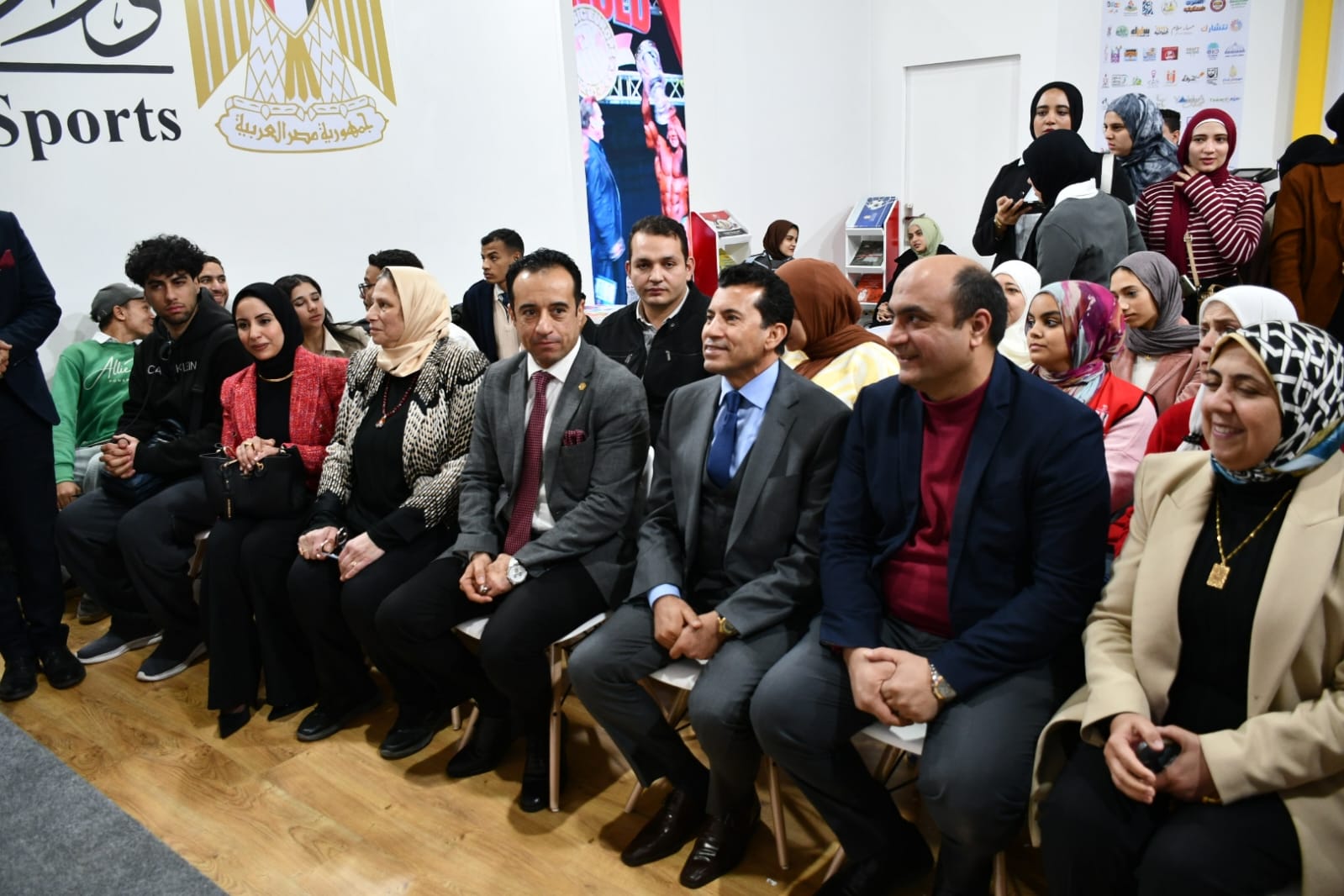 حضور كثيف في جناح وزارة الشباب والرياضة 