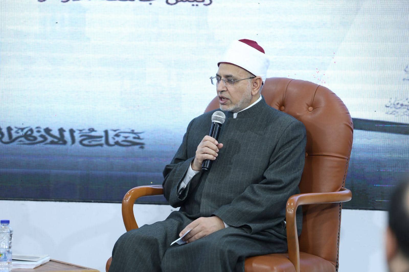 عوامل نمو اللغة العربية"… قراءة متعمقة في العوامل التي أسهمت في ازدهارها بجناح الأزهر بمعرض الكتاب 4 الدكتور سلامة داود، رئيس جامعة الأزهر