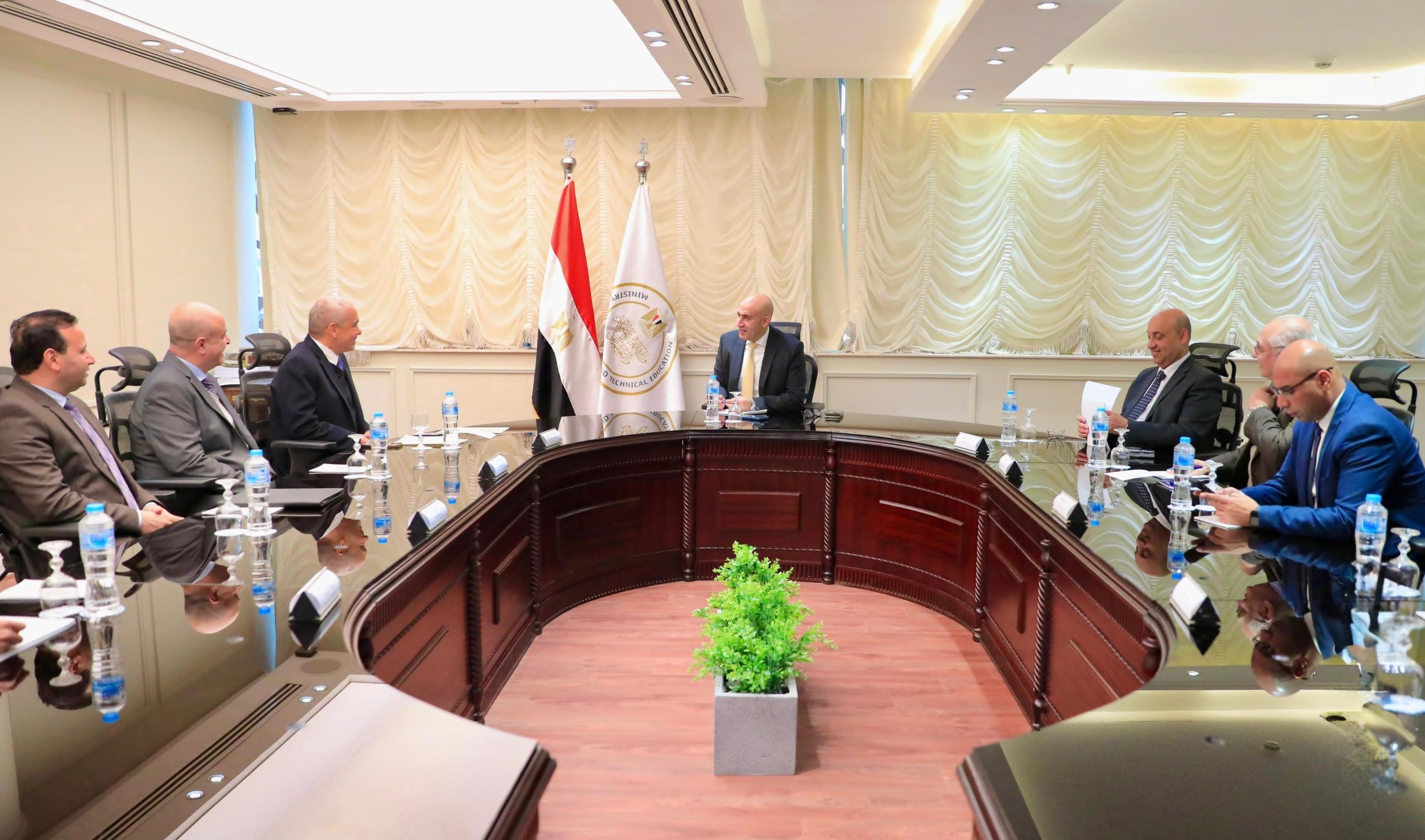 وزير التربية والتعليم يبحث مع الرئيس التنفيذي لمجموعة العربي تعزيز الشراكة