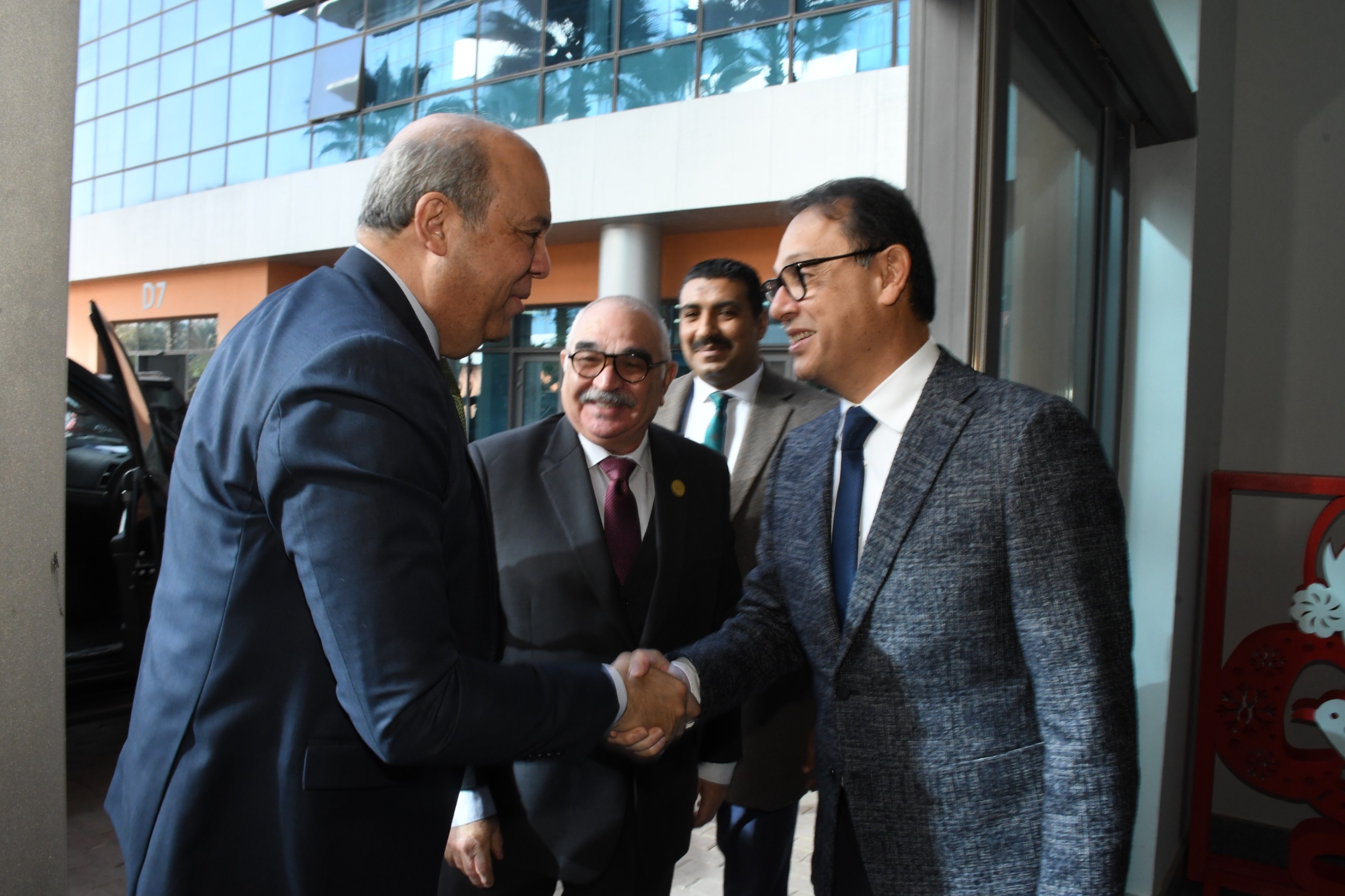 الدكتور أشرف منصور يستقبل ضيوف المؤتمر 